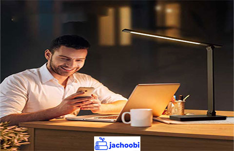 استفاده-از-چراغ-رومیزی-مینیمال-با-نور-گرم
